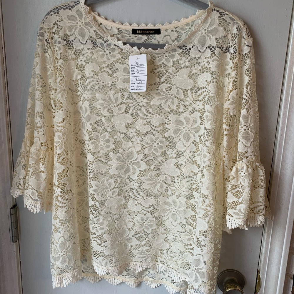 Blu Heaven cream lace top with ruffle sleeve. Boutique